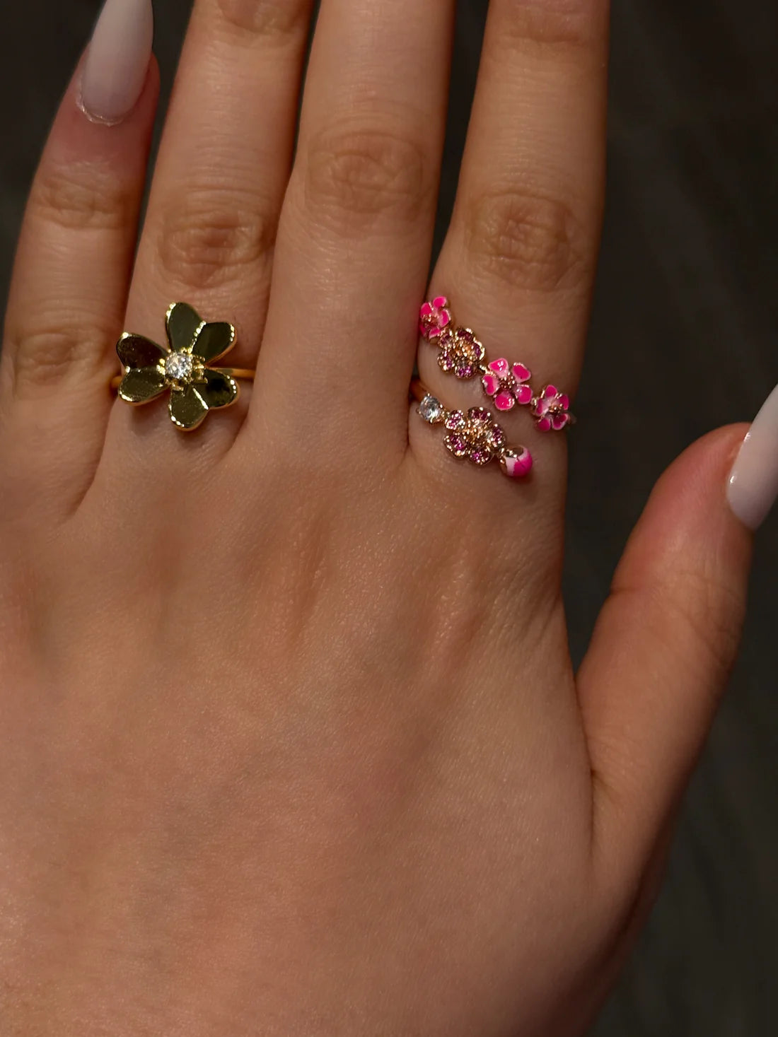 Zarter Blumenring mit rosa und weißem Zirkon